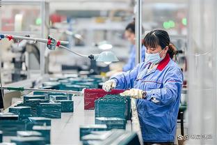 B费本场数据：21次丢失球权，6次关键传球，13次对抗4次成功